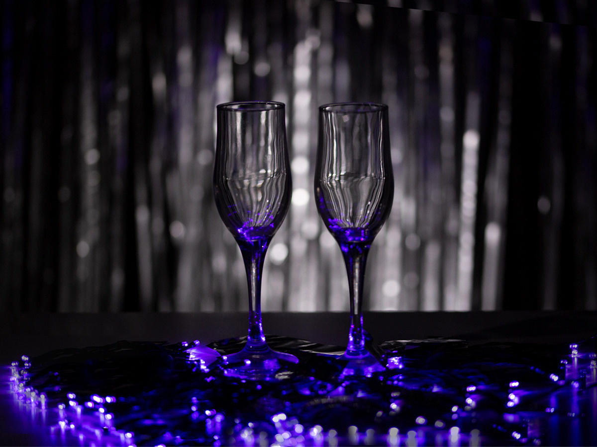 Гирлянда на солнечных батареях. На чёрном фоне. С созданием композиции. Предметная, рекламная фотосъёмка в Орле. Предметный фотограф в Орле