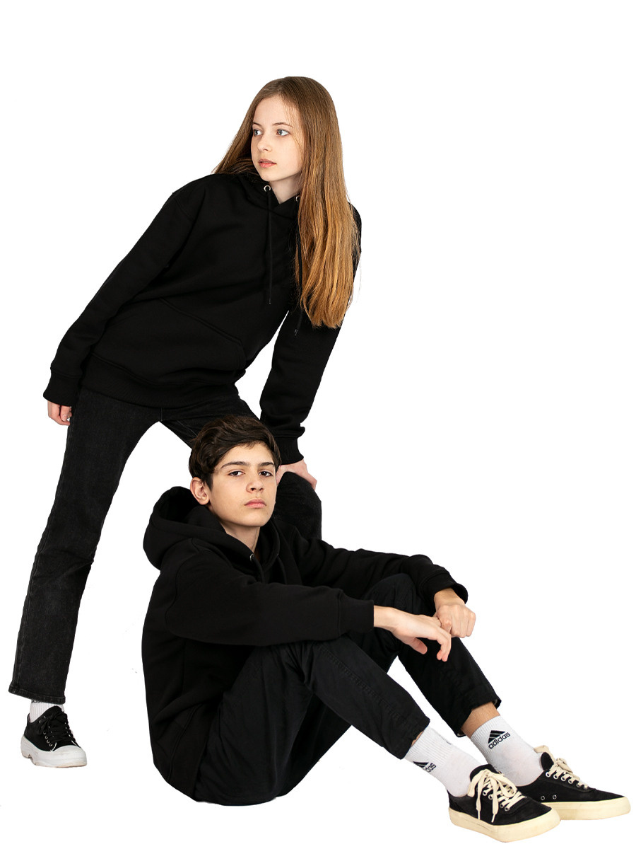 Детская одежда на белом фоне для wildberries, с моделью. Предметная, рекламная фотосъёмка в Орле. Предметный фотограф в Орле