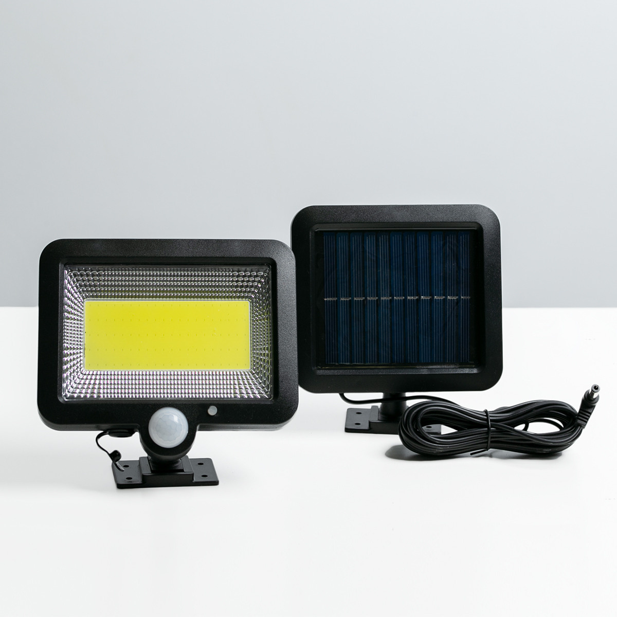 Гирлянда на солнечных батареях. На чёрном фоне. С созданием композиции. Предметная, рекламная фотосъёмка в Орле. Предметный фотограф в Орле