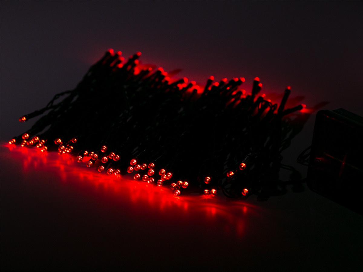 Гирлянда на солнечных батареях. На чёрном фоне. С созданием композиции. Предметная, рекламная фотосъёмка в Орле. Предметный фотограф в Орле