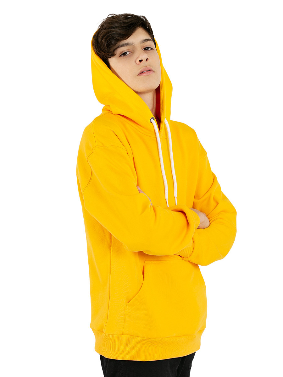 Детская одежда на белом фоне для wildberries, с моделью. Предметная, рекламная фотосъёмка в Орле. Предметный фотограф в Орле