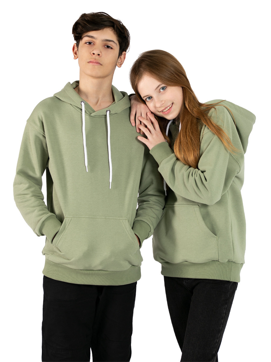 Детская одежда на белом фоне для wildberries, с моделью. Предметная, рекламная фотосъёмка в Орле. Предметный фотограф в Орле