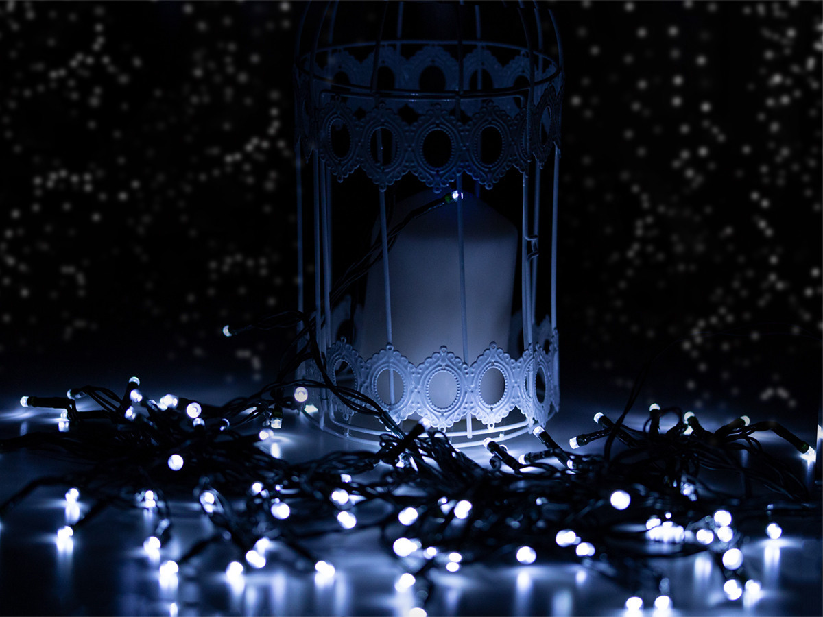 Гирлянда на солнечных батареях. На чёрном фоне. С созданием композиции. Предметная, рекламная фотосъёмка в Орле. Предметный фотограф в Орле