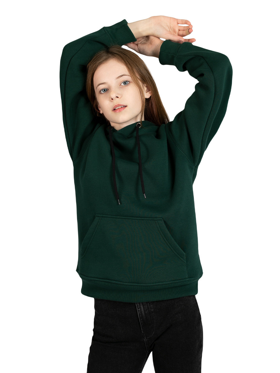 Детская одежда на белом фоне для wildberries, с моделью. Предметная, рекламная фотосъёмка в Орле. Предметный фотограф в Орле