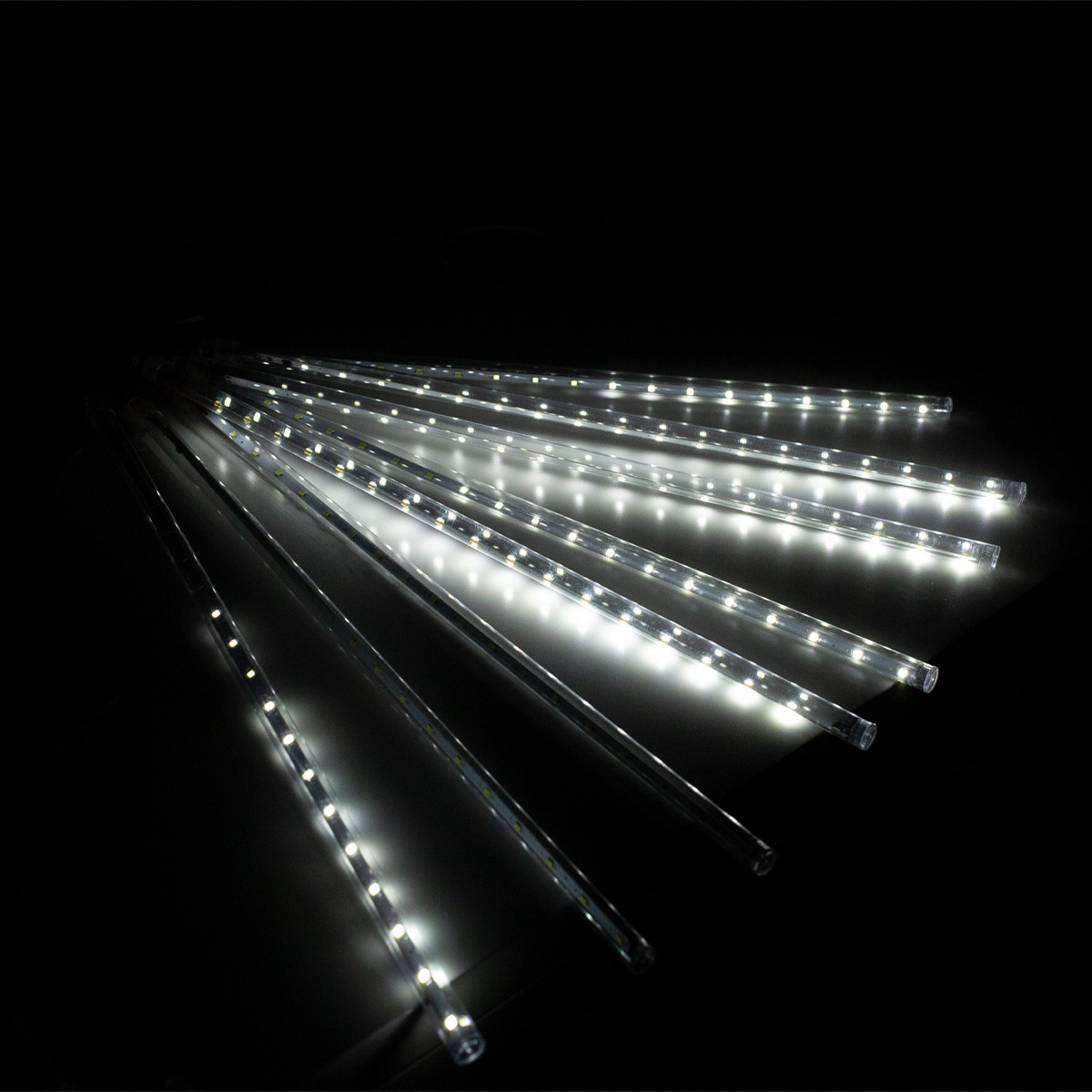 Гирлянда на солнечных батареях. На чёрном фоне. С созданием композиции. Предметная, рекламная фотосъёмка в Орле. Предметный фотограф в Орле