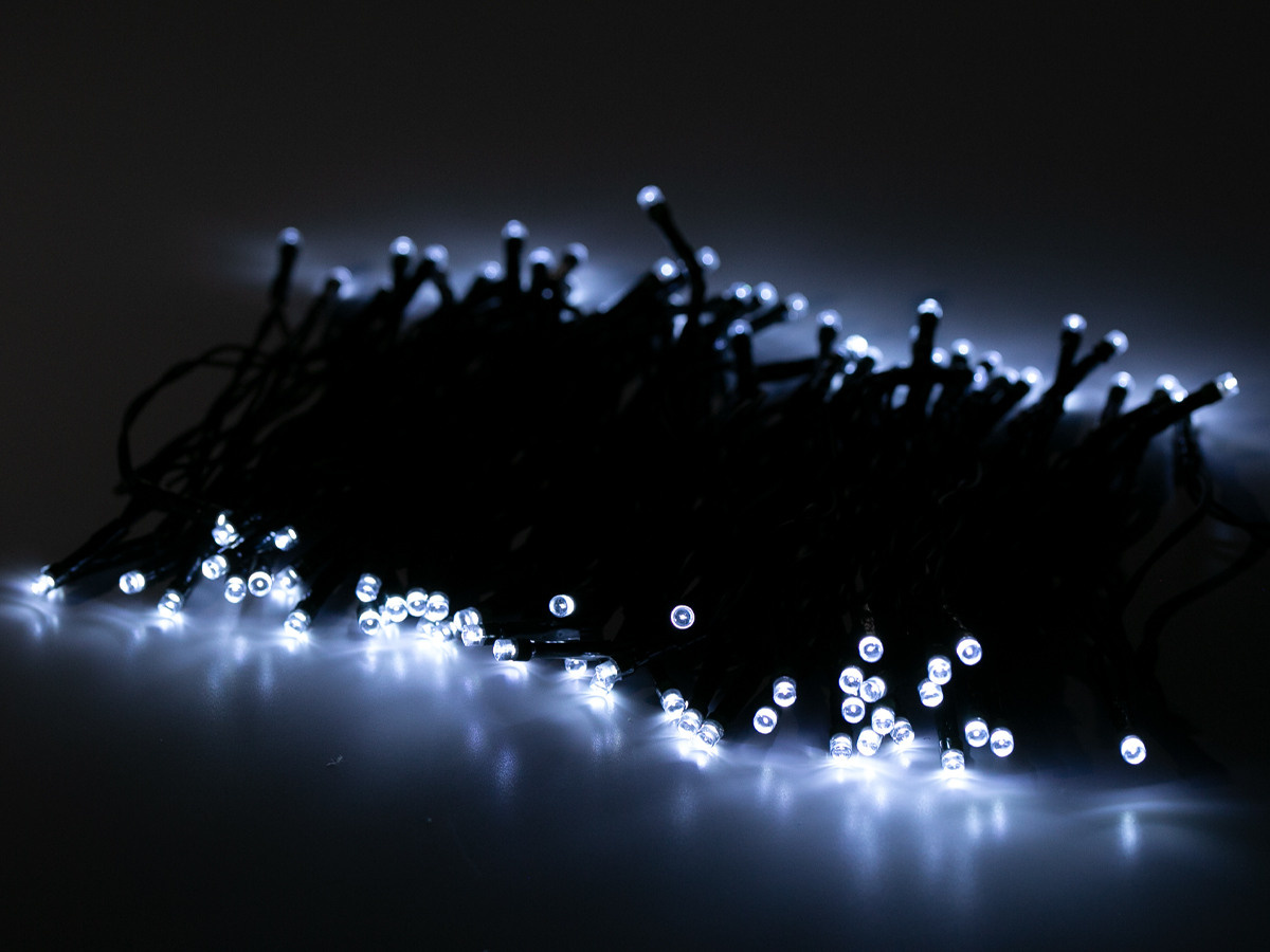 Гирлянда на солнечных батареях. На чёрном фоне. С созданием композиции. Предметная, рекламная фотосъёмка в Орле. Предметный фотограф в Орле