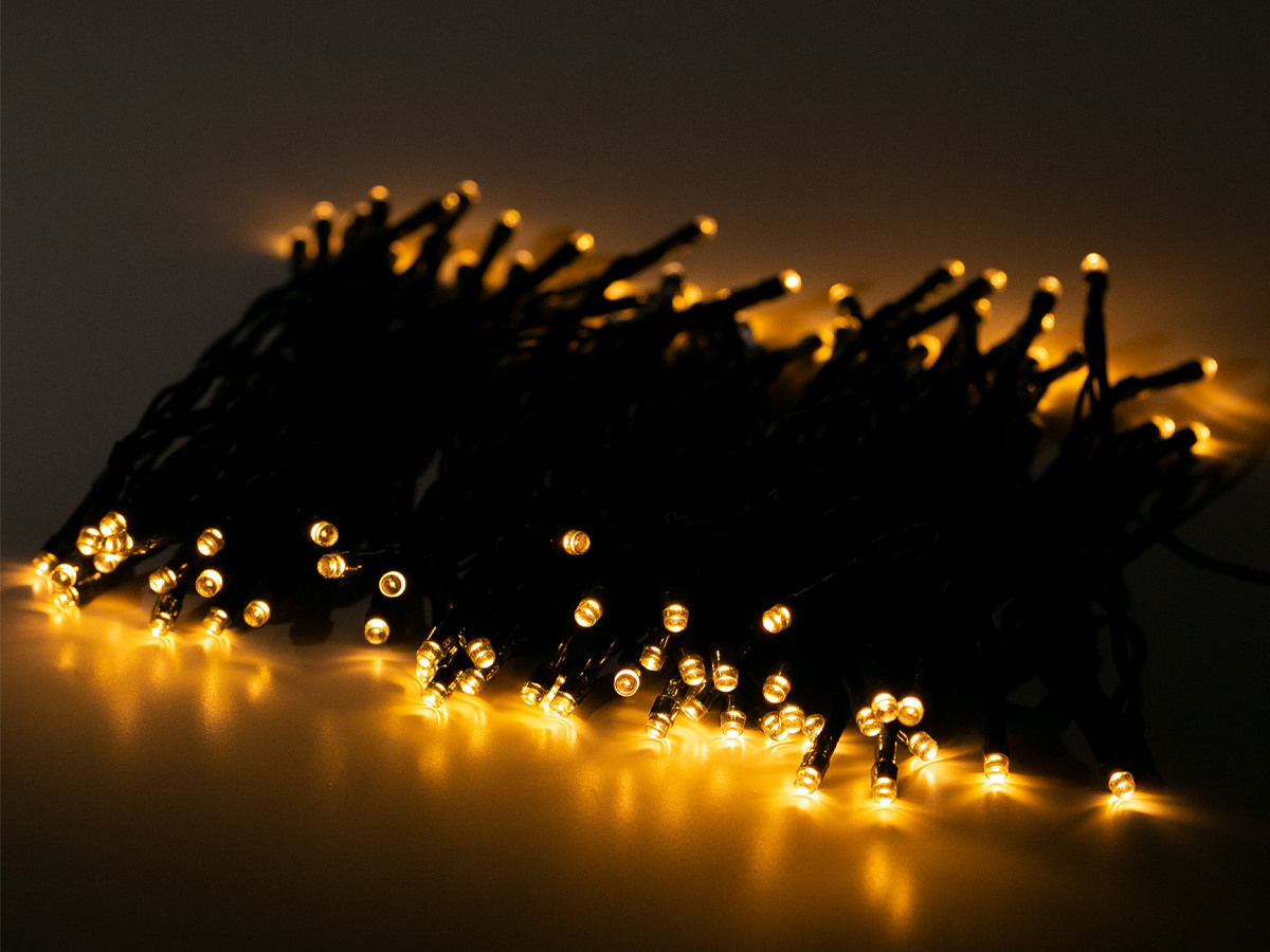 Гирлянда на солнечных батареях. На чёрном фоне. С созданием композиции. Предметная, рекламная фотосъёмка в Орле. Предметный фотограф в Орле