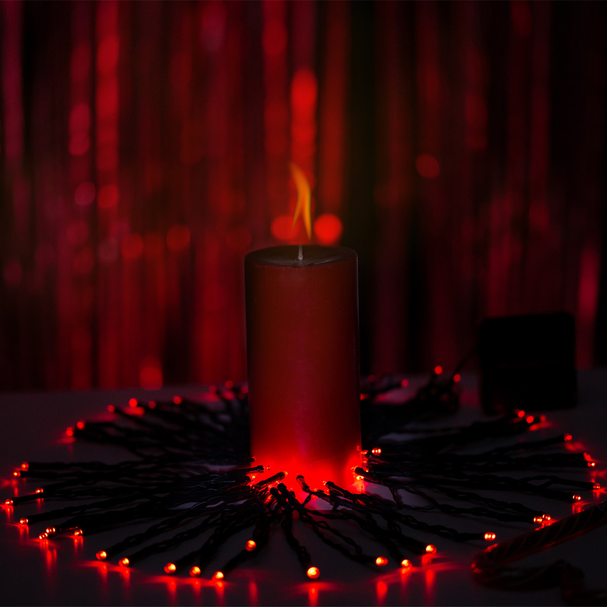 Гирлянда на солнечных батареях. На чёрном фоне. С созданием композиции. Предметная, рекламная фотосъёмка в Орле. Предметный фотограф в Орле