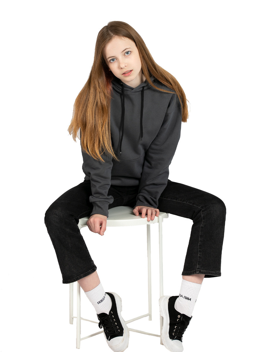 Детская одежда на белом фоне для wildberries, с моделью. Предметная, рекламная фотосъёмка в Орле. Предметный фотограф в Орле