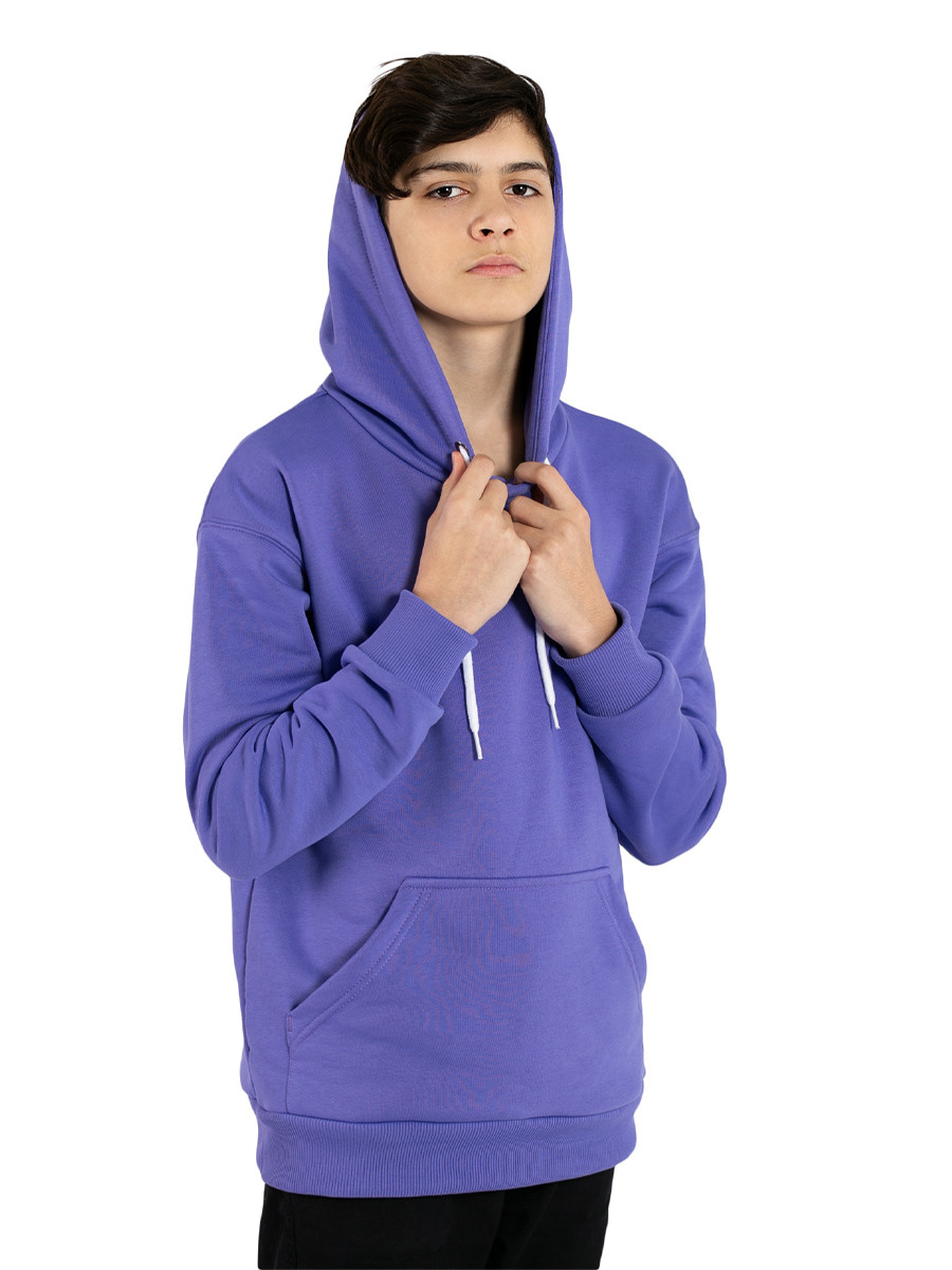 Детская одежда на белом фоне для wildberries, с моделью. Предметная, рекламная фотосъёмка в Орле. Предметный фотограф в Орле