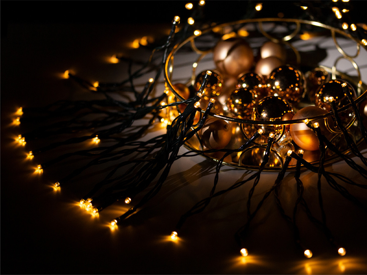 Гирлянда на солнечных батареях. На чёрном фоне. С созданием композиции. Предметная, рекламная фотосъёмка в Орле. Предметный фотограф в Орле