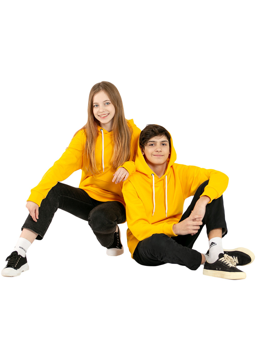 Детская одежда на белом фоне для wildberries, с моделью. Предметная, рекламная фотосъёмка в Орле. Предметный фотограф в Орле