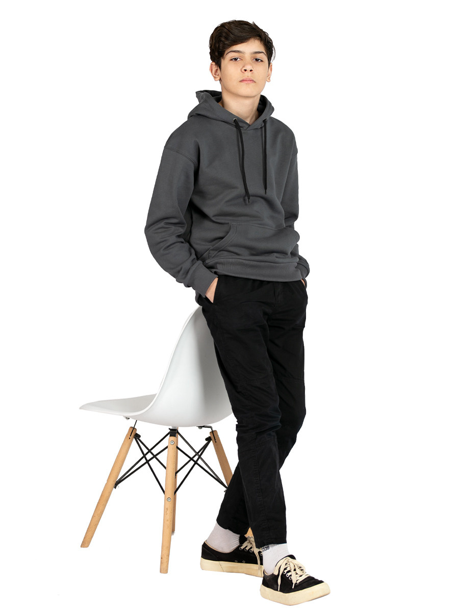 Детская одежда на белом фоне для wildberries, с моделью. Предметная, рекламная фотосъёмка в Орле. Предметный фотограф в Орле