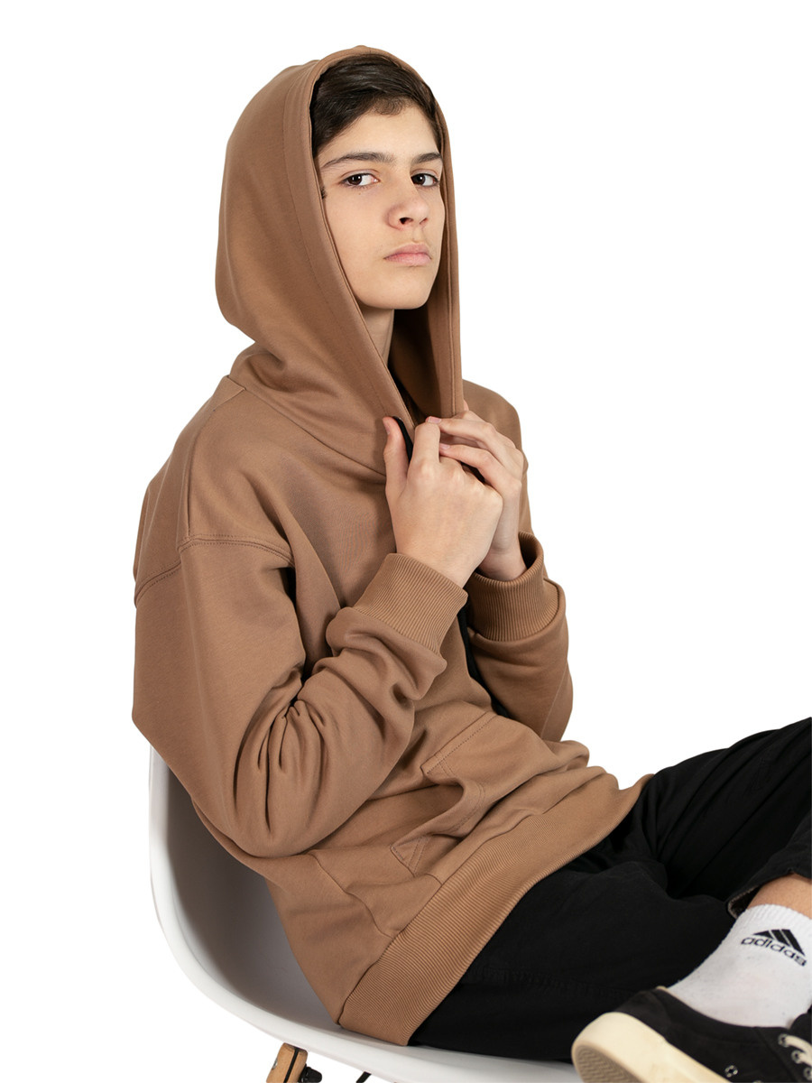 Детская одежда на белом фоне для wildberries, с моделью. Предметная, рекламная фотосъёмка в Орле. Предметный фотограф в Орле