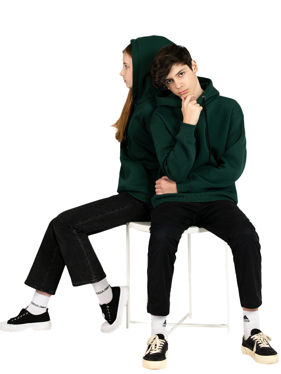 Детская одежда на белом фоне для wildberries, с моделью. Предметная, рекламная фотосъёмка в Орле. Предметный фотограф в Орле