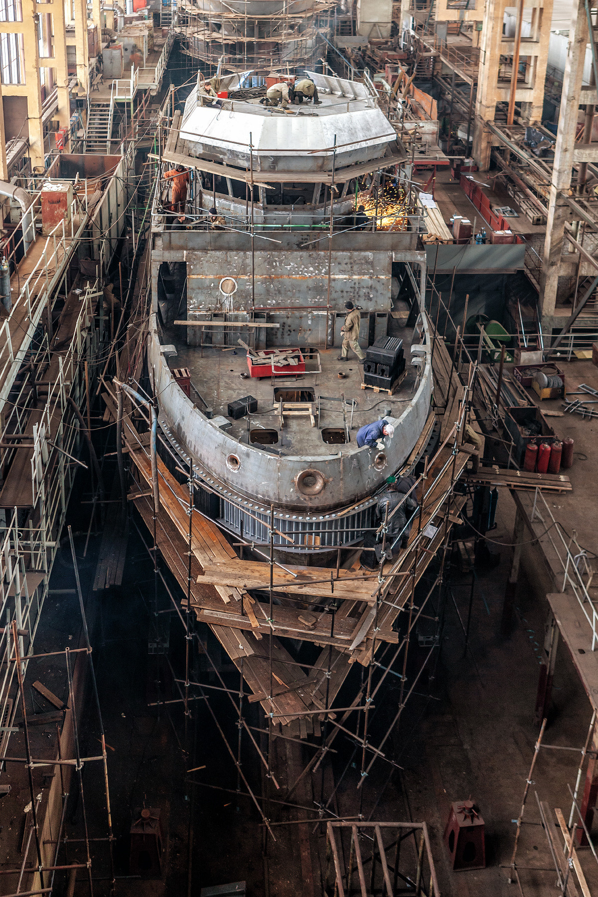 Ярославский судостроительный завод по производству различных судов. Фотосъёмка интерьеров и архитектуры гостиниц, промышленная съёмка