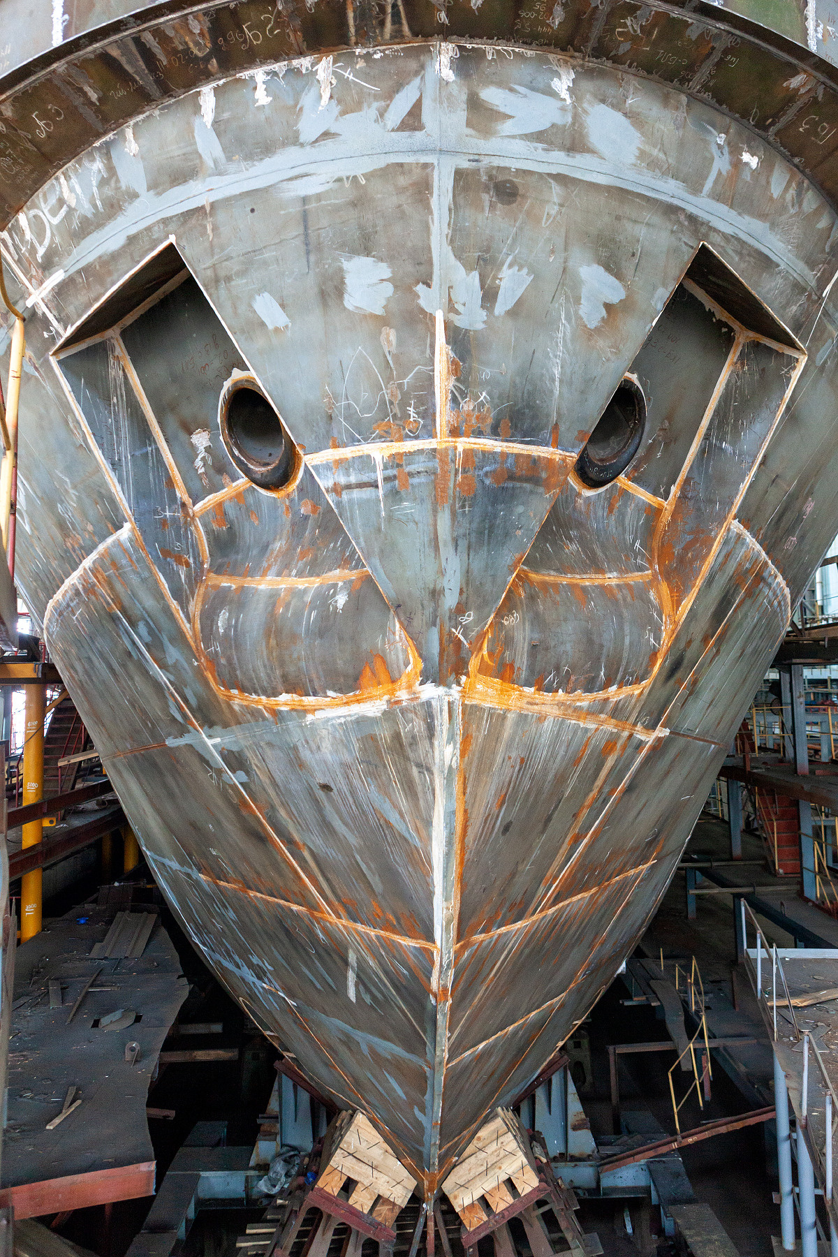 Ярославский судостроительный завод по производству различных судов. Фотосъёмка интерьеров и архитектуры гостиниц, промышленная съёмка