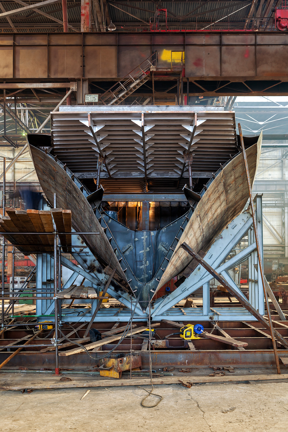 Ярославский судостроительный завод по производству различных судов. Фотосъёмка интерьеров и архитектуры гостиниц, промышленная съёмка