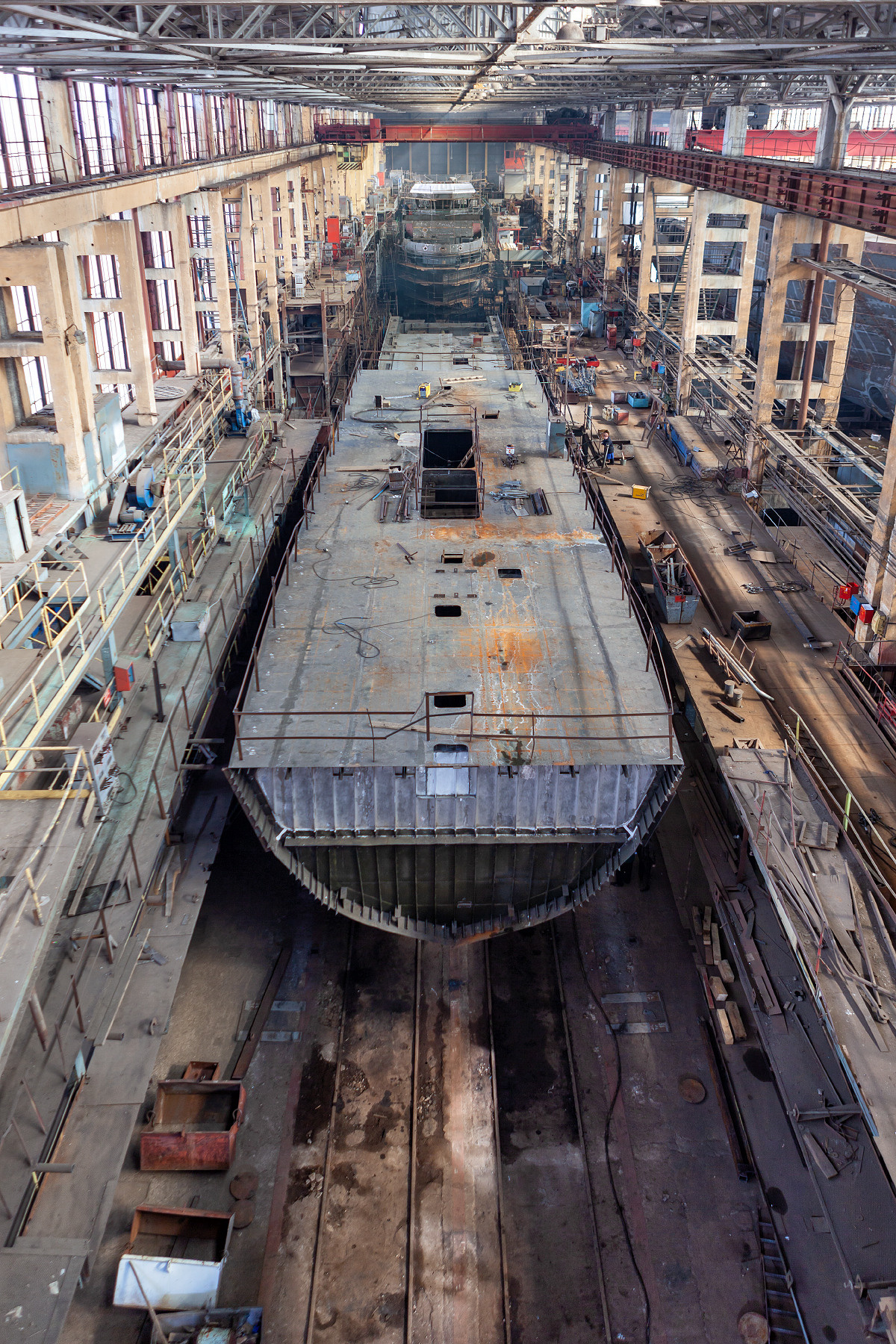 Ярославский судостроительный завод по производству различных судов. Фотосъёмка интерьеров и архитектуры гостиниц, промышленная съёмка