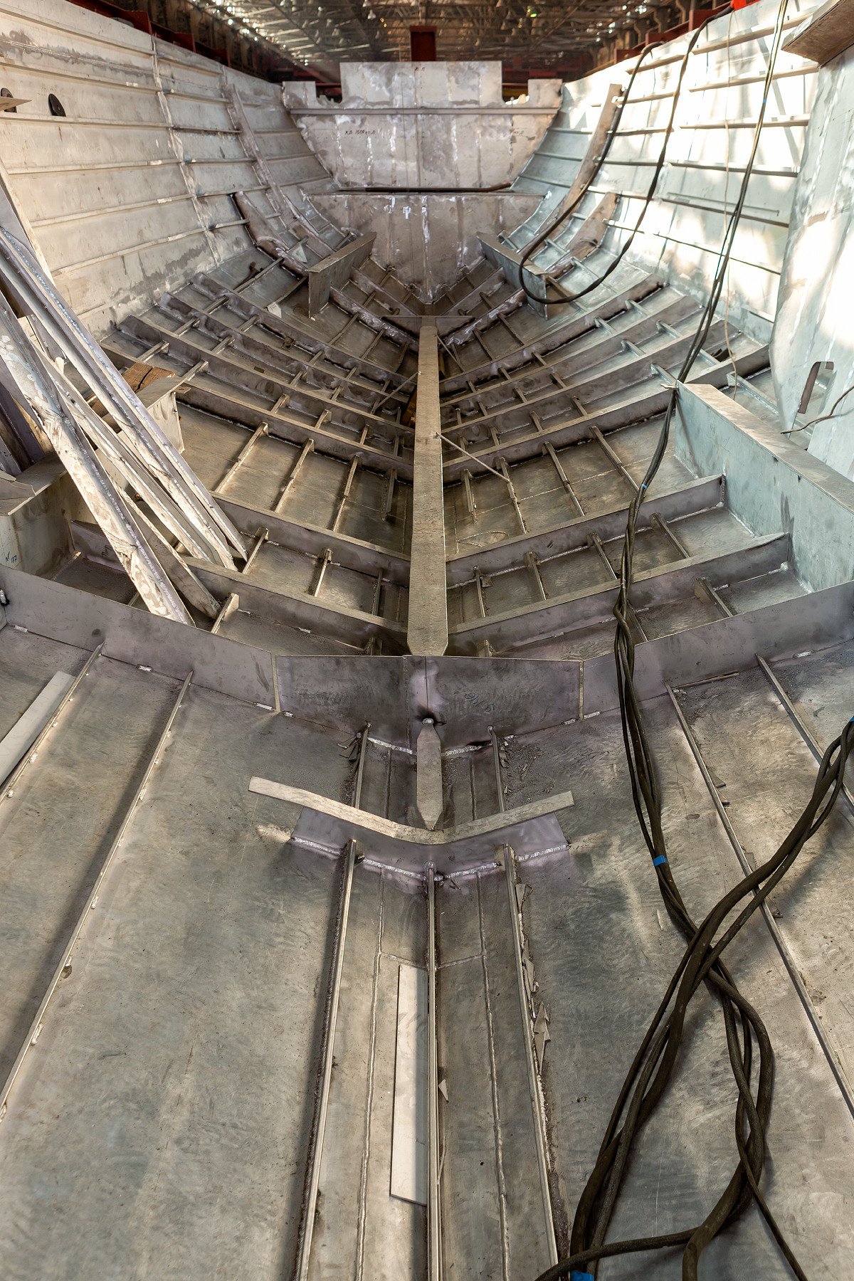 Ярославский судостроительный завод по производству различных судов. Фотосъёмка интерьеров и архитектуры гостиниц, промышленная съёмка