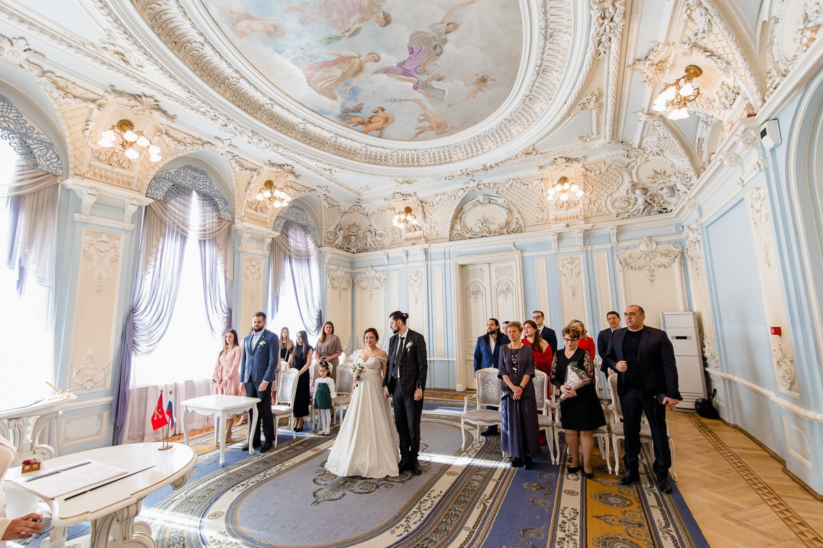 Жених и невеста на церемонии в зале регистраций в ЗАГСе на фурштатской СПб. Горизонтальный кадр. Во время гимна