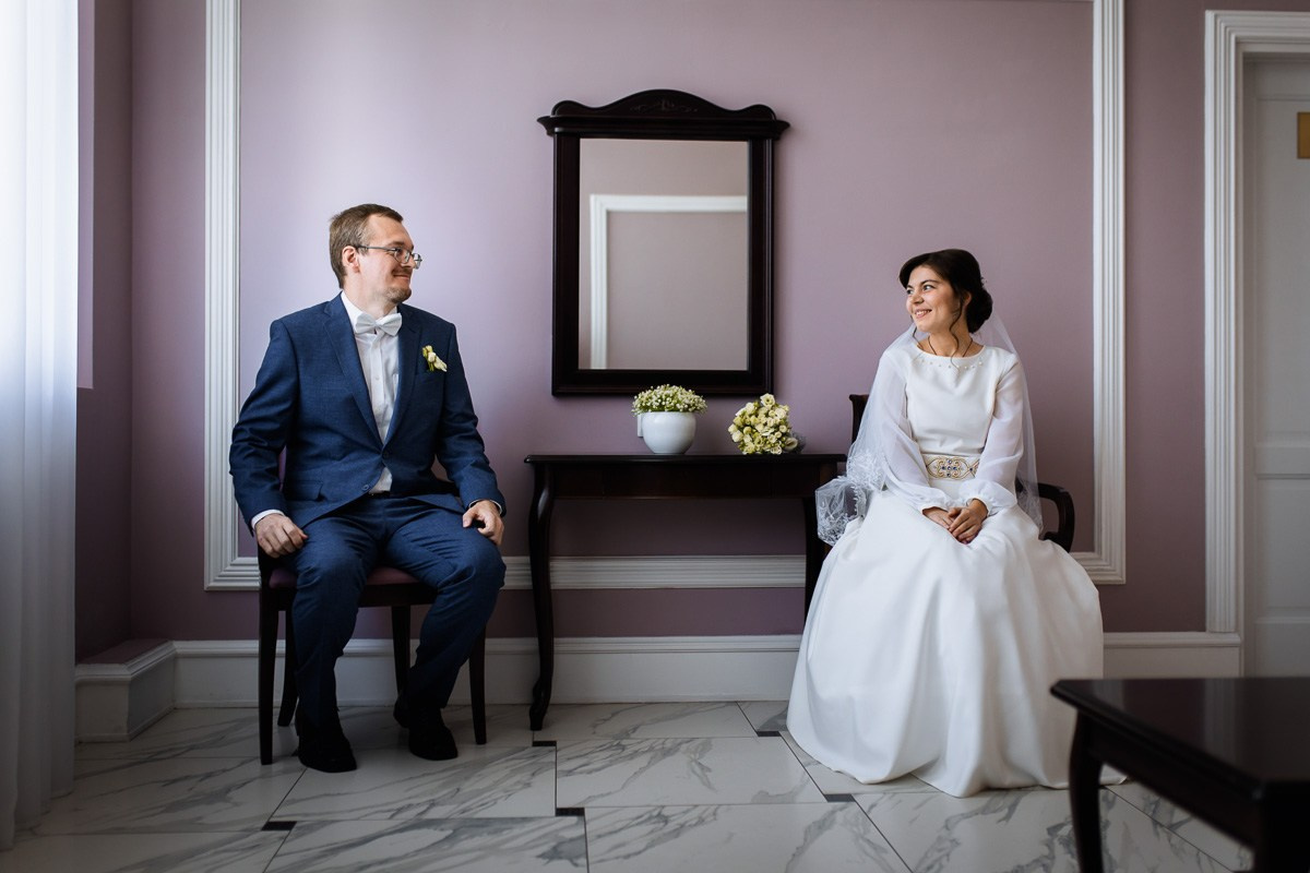 Жених и невеста сидят в комнате ожидания ЗАГСа Красносельского района Санкт-Петербурга
