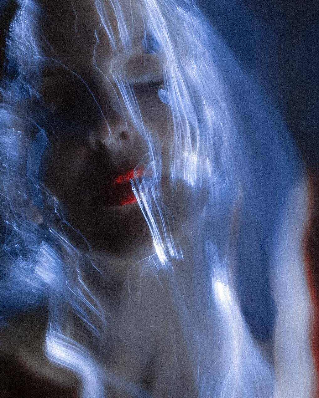 Девушка делает необычные кадры для социальных сетей.