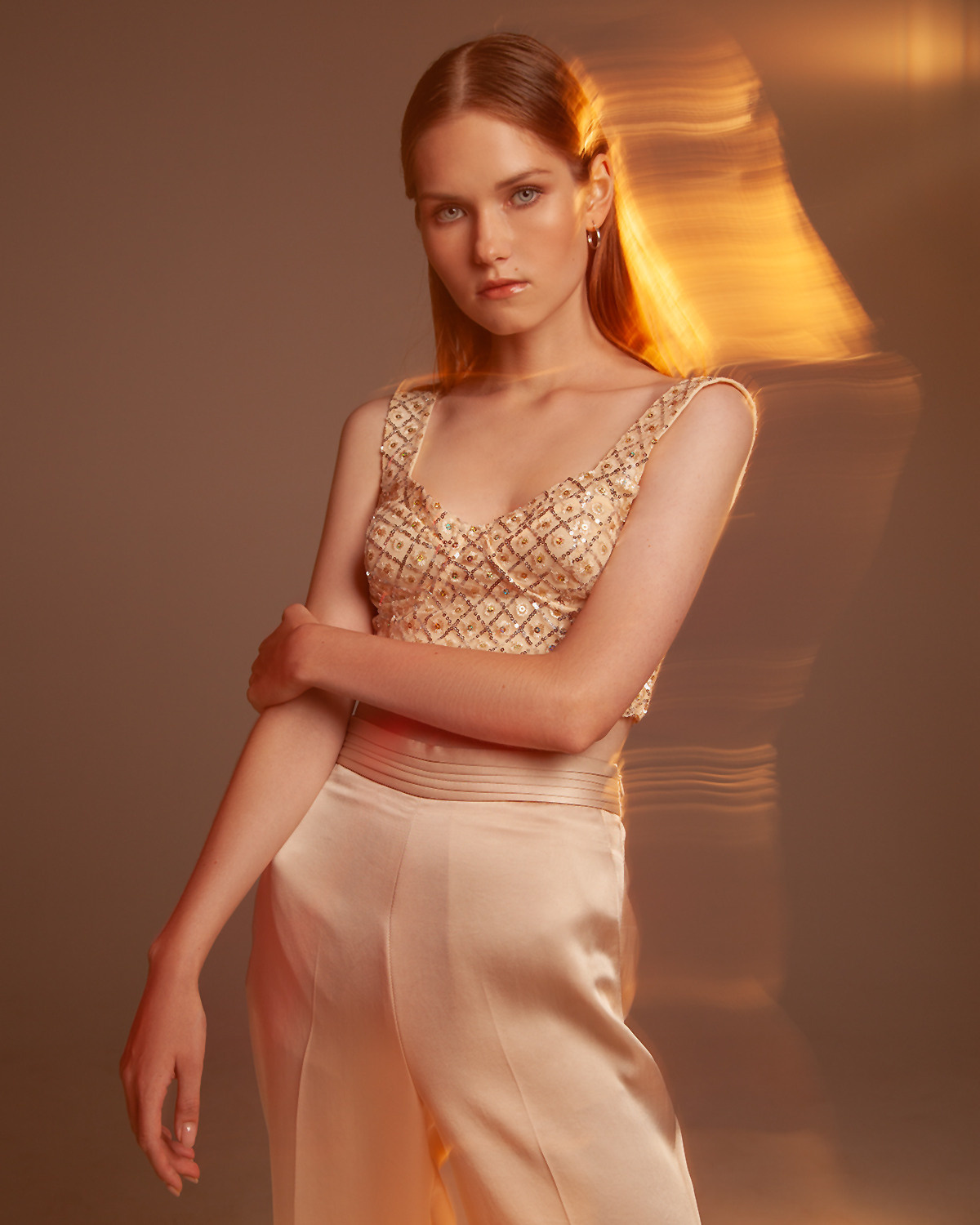 Трендовые кадры со смазанным изображением девушки с несколькими источниками света.