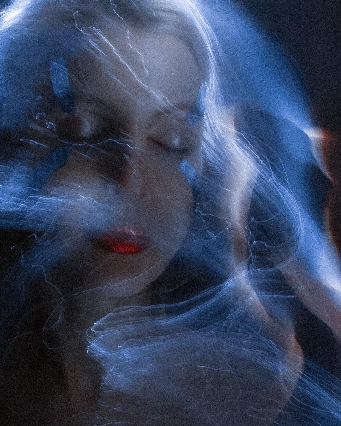 Необычная фотография девушки в неоновом свете.