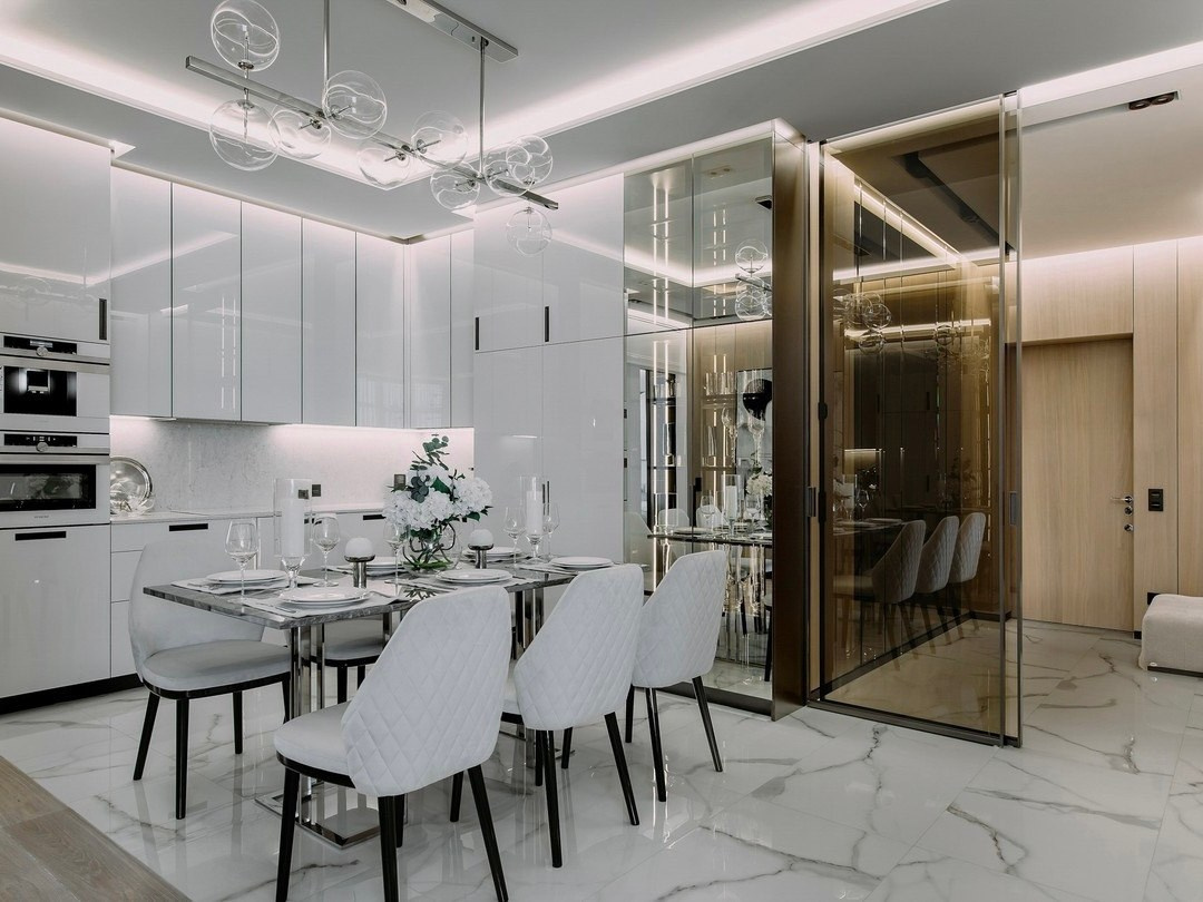 Белая кухня с зеркальной отделкой, стеклянными дверями и встроенной техникой | Дизайнер Валерия Котович