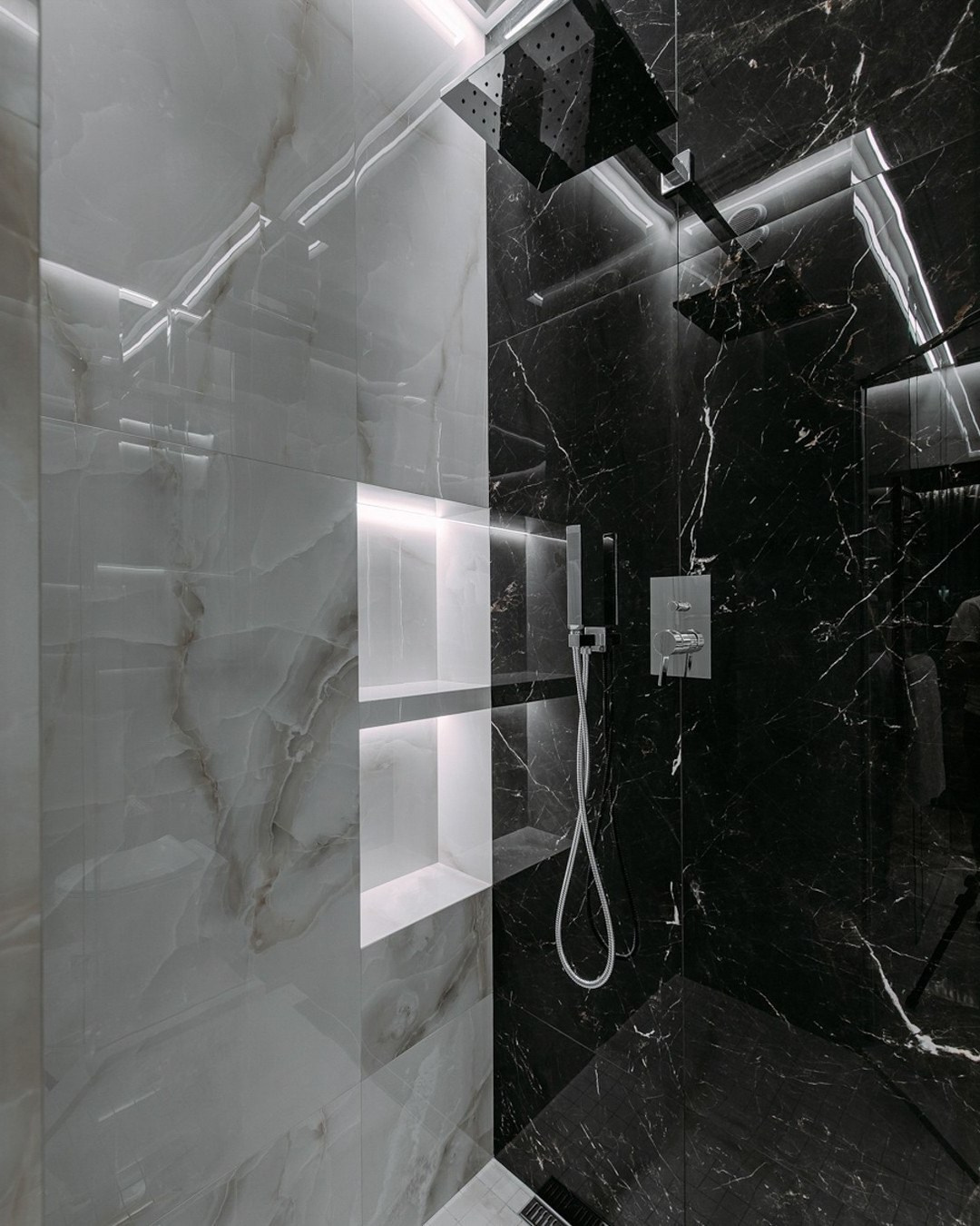 Современная душевая с чёрно-белым мрамором и встроенной подсветкой | Проект Валерии Котович