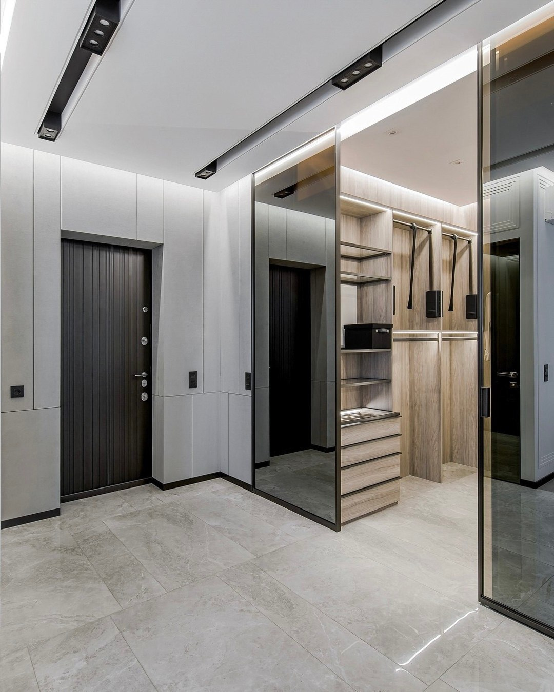 Современная прихожая с зеркальными дверями и встроенной гардеробной | Валерия Котович