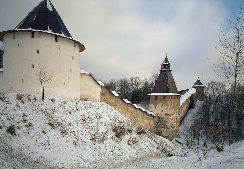 Стены и башни Псковского кремля