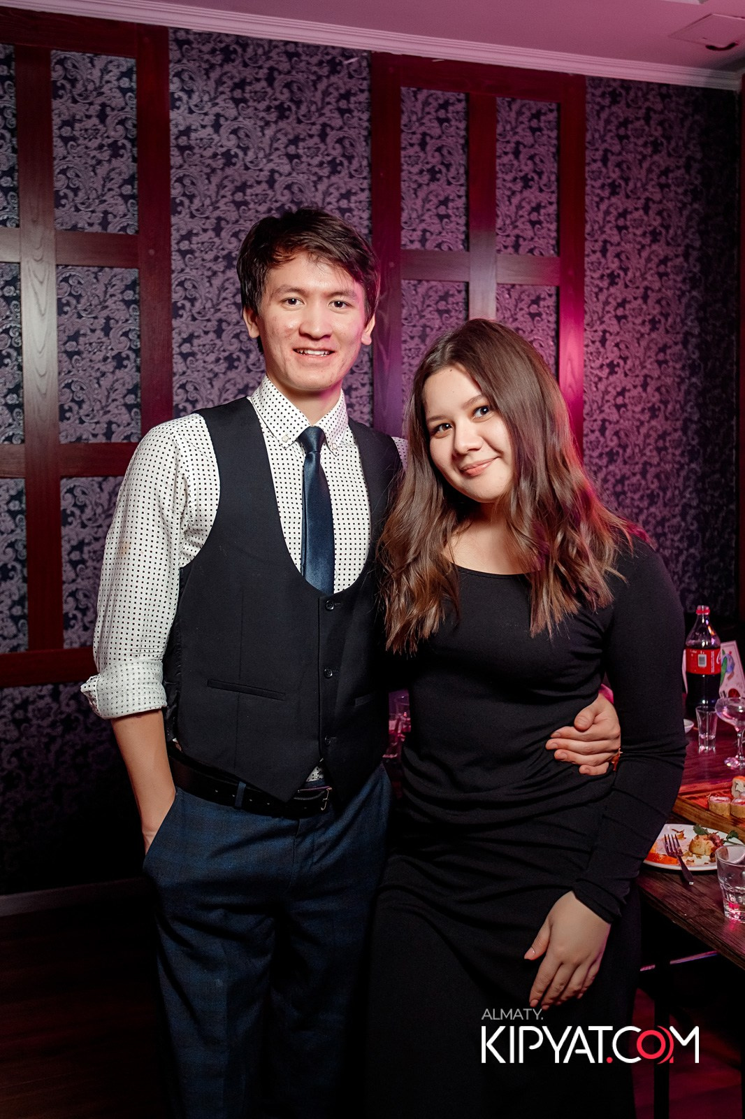 КАРАОКЕ-БАР РОЯЛЬ НА НУРМАКОВА. КИПЯТКОМ АЛМАТЫ!