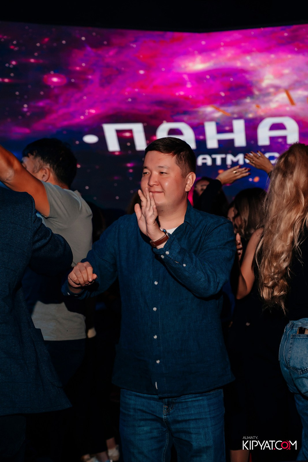 БАР ПАНАЕХАЛИ НА ТОЛЕ БИ. КИПЯТКОМ АЛМАТЫ!