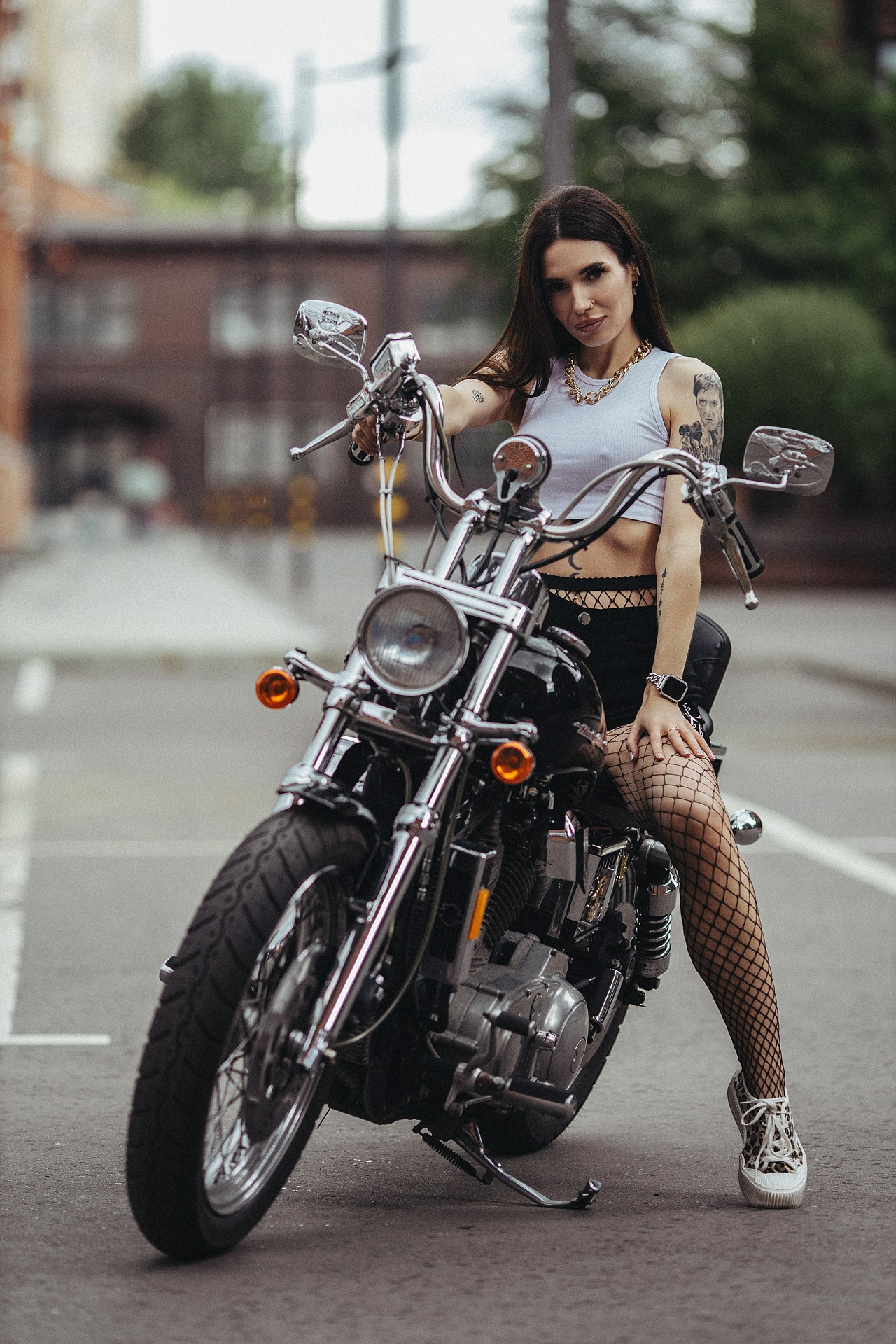 Фотосессия с байком на парковке. Семейный и детский фотограф в Москве Артём Жигурс