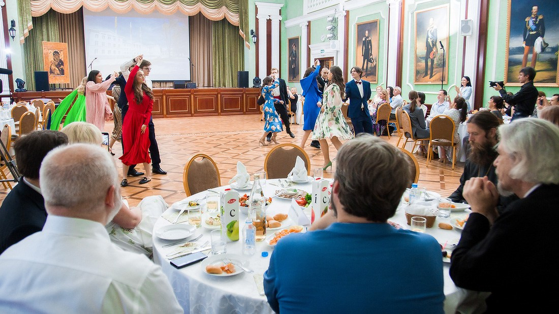 Выпускной в гимназии «Василиада». Репортажный фотограф Борис Геер