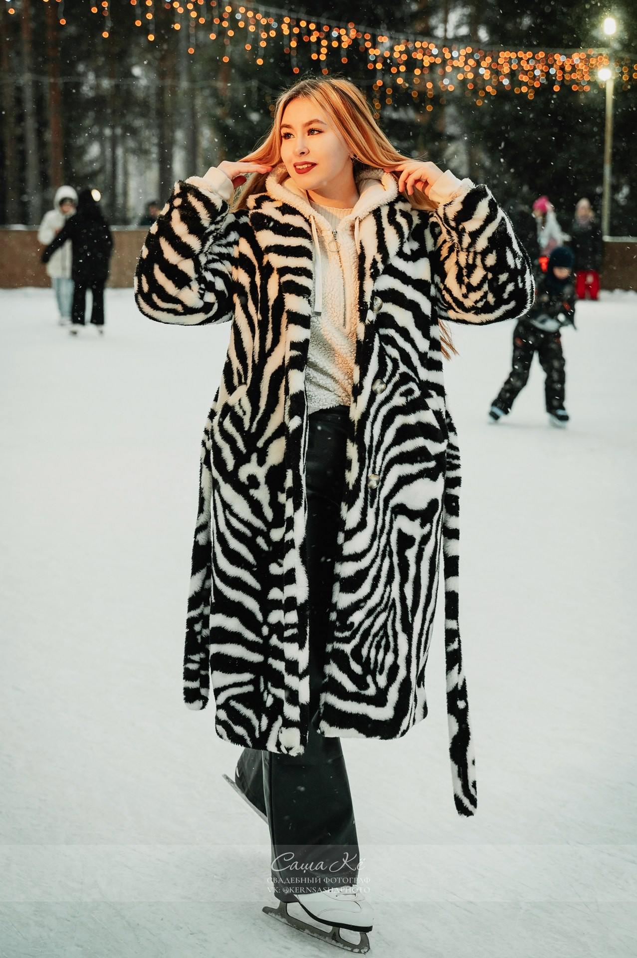 Художественная фотография девушки на вечернем катке. Профессиональный фотограф из Новосибирска — Саша Кё.