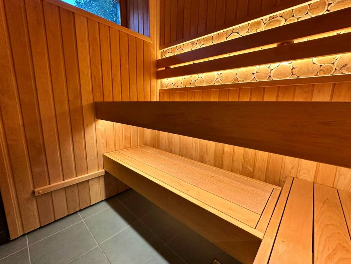 Сауна в Киссолово на 100% выполнена из ольхи. За подспинником красуется можжевельник, а отапливает эту красоту Harvia Cilindro. SaunaTopMasters