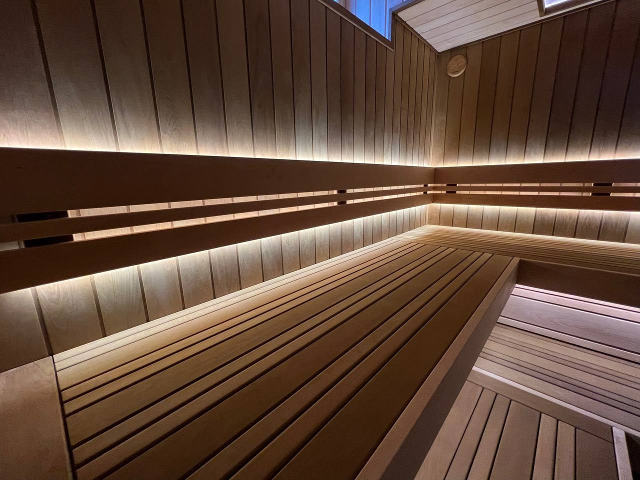 Парная в Родных Просторах выполнена по индивидуальному проекту. В потолке красуется можжевеловое панно, а в углу- глыба из гиммалайской соли. SaunaTopMasters