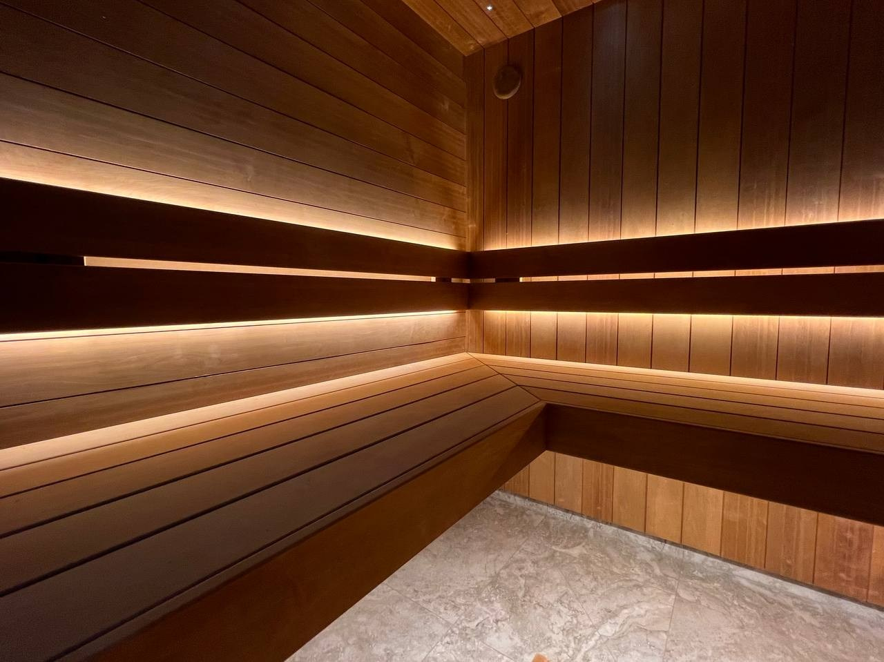 Парная в Киссолово: термоольха, Sangens, чёрное стекло и потолок, усыпанный 200 мерцающими звёздами. SaunaTopMasters