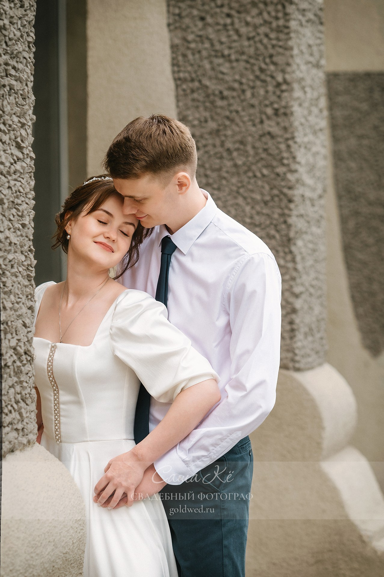 Свадебная прогулка А&А около концертного зала имени АМ Каца. Свадебный, семейный и event фотограф в Новосибирске и Новосибирской области Саша Кё