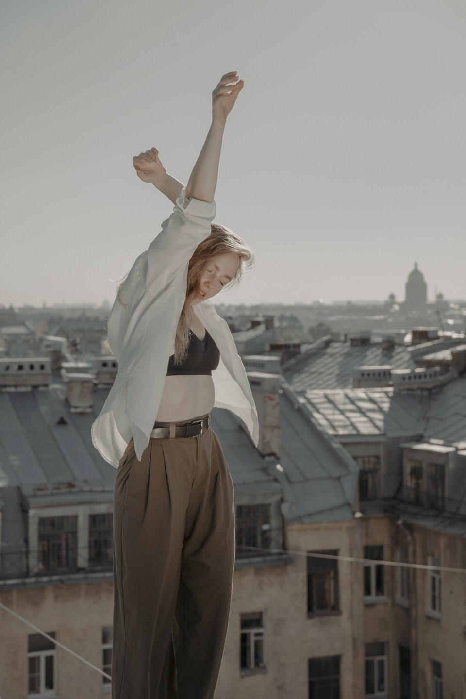 Фотография девушки на фоне крыш Санкт-Петербурга 