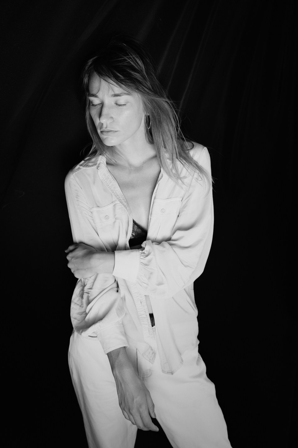 Снимок на фотофоне девушка стоящая в полный рост