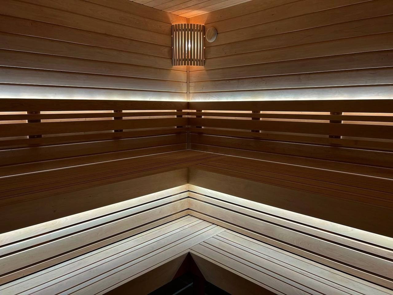 Эксклюзивная парная в Мендсарах из разнокалиберной светлой ольхи и шунгита, а внутренняя топка только усиливает эффект контраста. SaunaTopMasters
