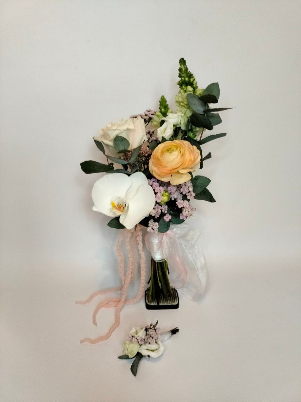  Букет невесты на заказ, букет для невесты Москва, свадебный флорист, флорист на свадьбу, сборка букета на свадьбу, ручная работа, букет для невесты ручной работы, букет невесты ручной работы . бутоньерка жениха в подарок, авторский букет для невесты, современный букет невесты. авторский букет невесты, букет невесты с орхидеей, современный букет невесты