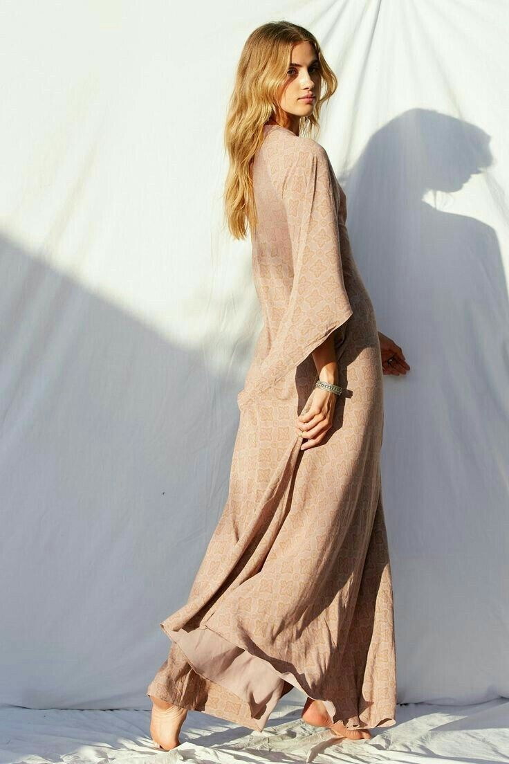 Повседневный минимализм в образе в духе Zara, женская фотосессия