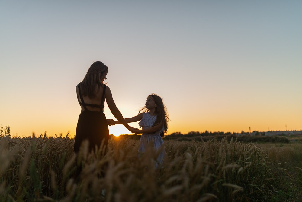 Поле, закат и наши улыбки. Фотограф Мария Ковкова
