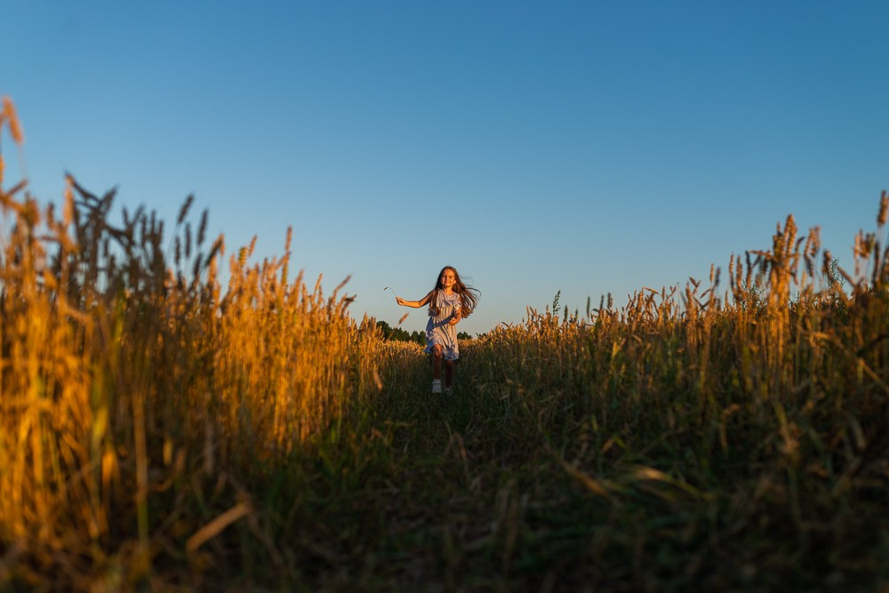 Поле, закат и наши улыбки. Фотограф Мария Ковкова