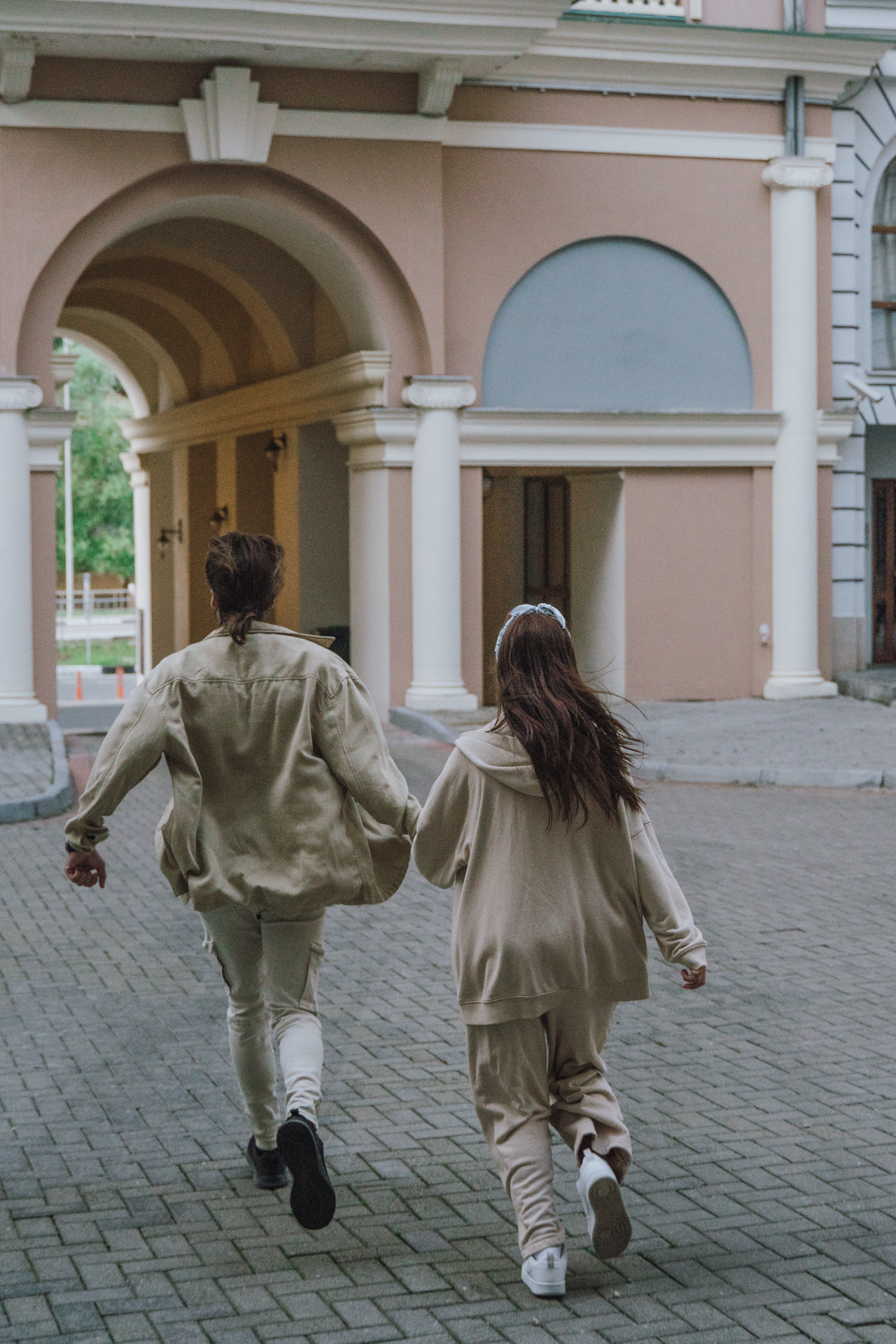 Фотоснимок пары бегущей в арку 